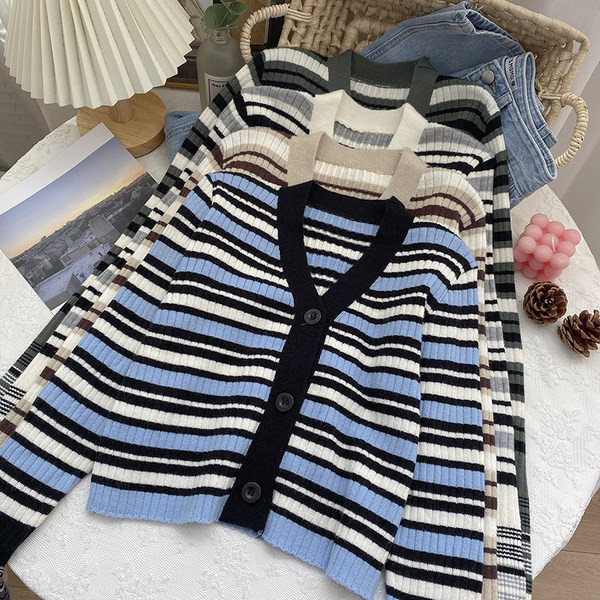 Naiste triibuline vest nööpide ja spitsikaelusega