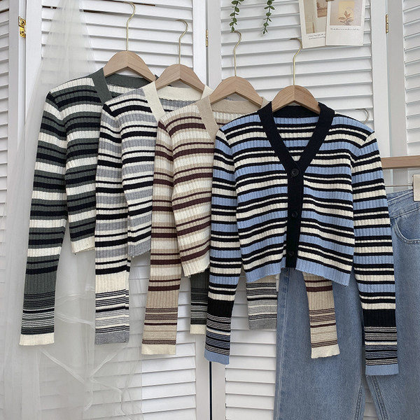 Naiste triibuline vest nööpide ja spitsikaelusega