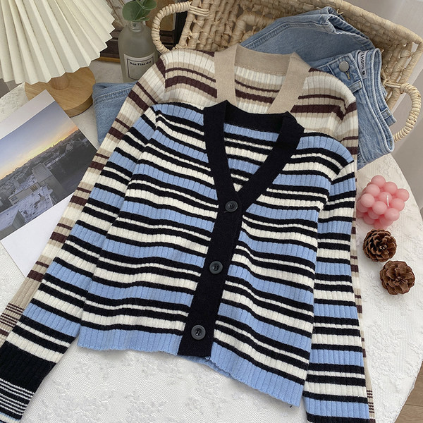 Naiste triibuline vest nööpide ja spitsikaelusega