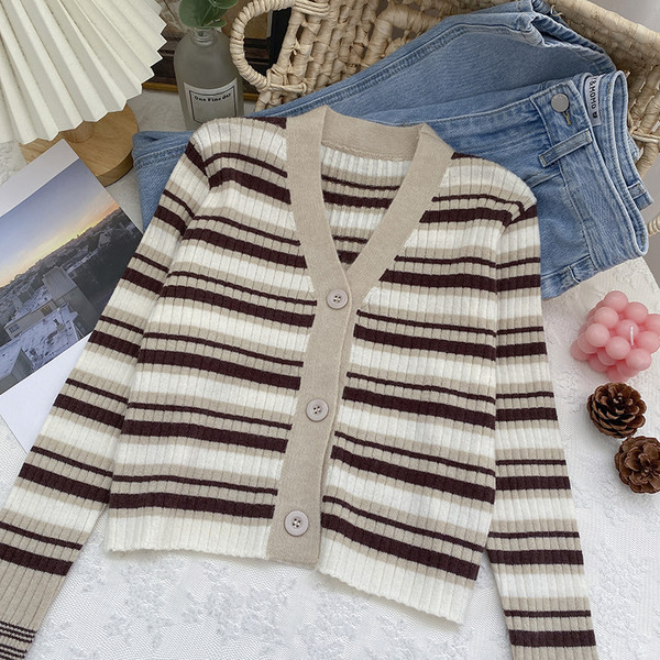 Naiste triibuline vest nööpide ja spitsikaelusega