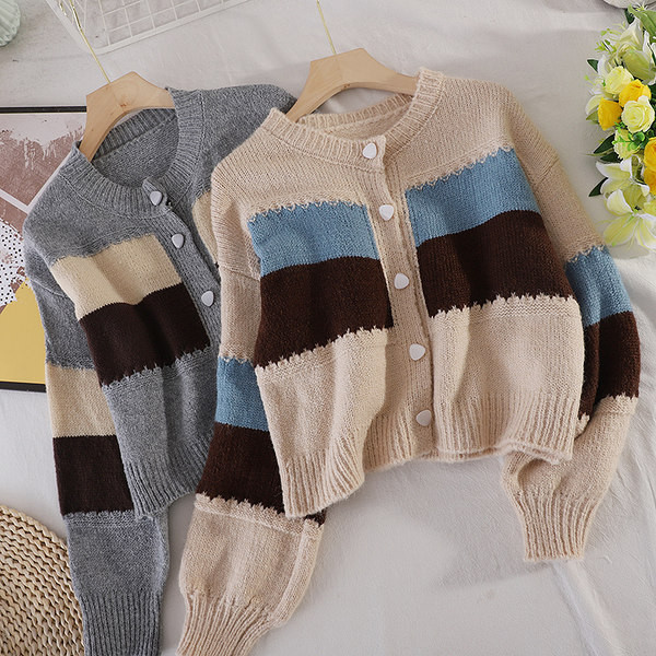 Naiste nööpidega kootud vest - kolme värvi