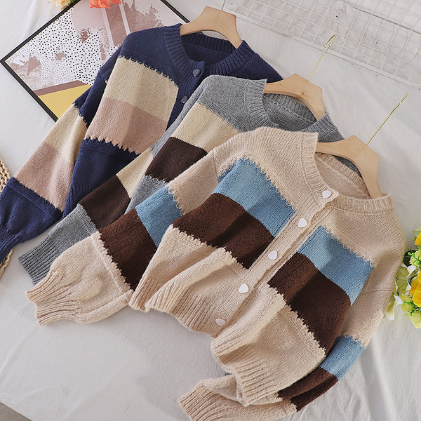 Naiste nööpidega kootud vest - kolme värvi