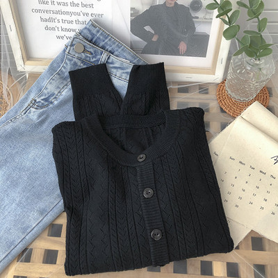 Πλεκτή γυναικεία ζακέτα με κουμπιά και στρογγυλή λαιμόκοψη