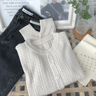 Πλεκτή γυναικεία ζακέτα με κουμπιά και στρογγυλή λαιμόκοψη