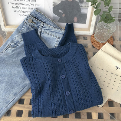 Πλεκτή γυναικεία ζακέτα με κουμπιά και στρογγυλή λαιμόκοψη