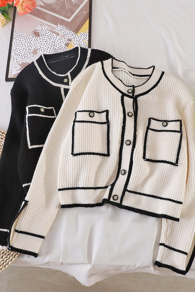 Naiste must-valge kootud vest