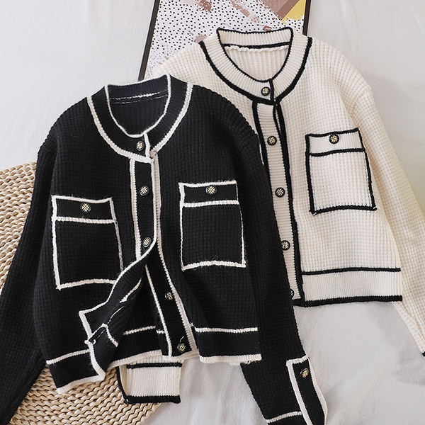 Naiste must-valge kootud vest