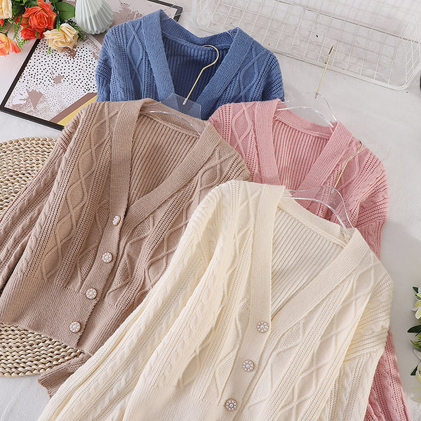 Kötött női kardigán spitz nyakkivágással és gombokkal