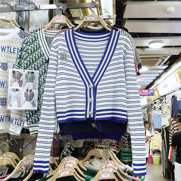 Naiste triibuline vest sügava spitsikaelusega, sinine