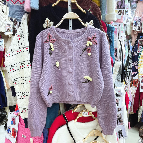 Ümmarguse dekoltee ja tikandiga vabaaja naiste kampsun