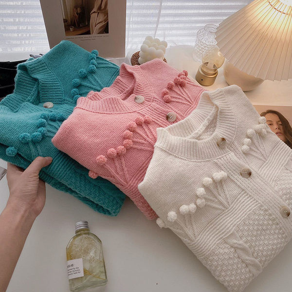 Μοντέρνα ζακέτα με οβάλ λαιμόκοψη και κουμπιά