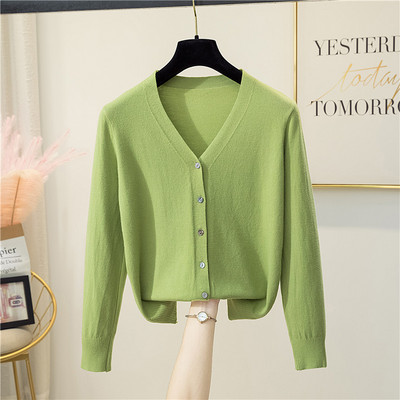 Γυναικεία ζακέτα από λεπτό πλέξιμο με λαιμόκοψη V