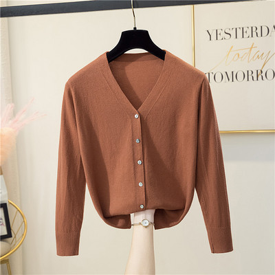 Γυναικεία ζακέτα από λεπτό πλέξιμο με λαιμόκοψη V