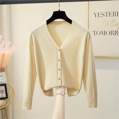 Γυναικεία ζακέτα από λεπτό πλέξιμο με λαιμόκοψη V