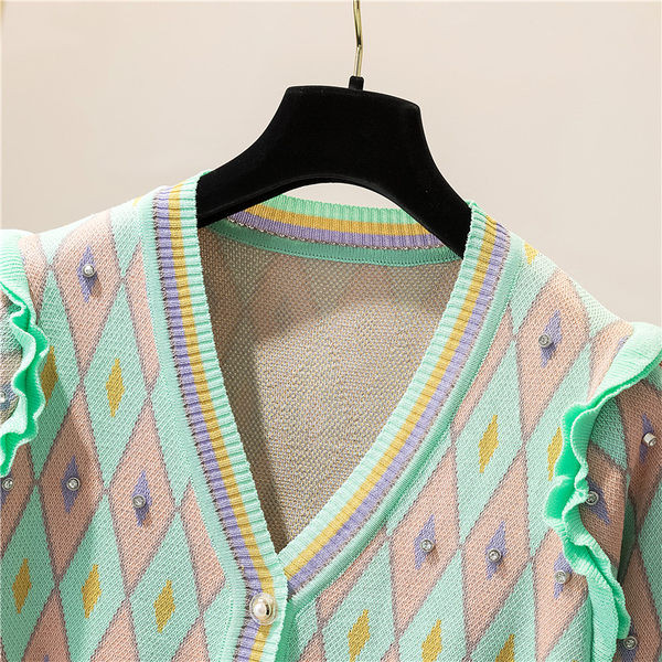 Γυναικεία ζακέτα με κουμπιά πέρλες και λαιμόκοψη spitz