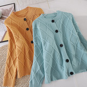 Ženski kardigan s gumbima i ovalnim izrezom u više boja