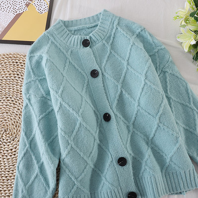 Ženski kardigan s gumbima i ovalnim izrezom u više boja