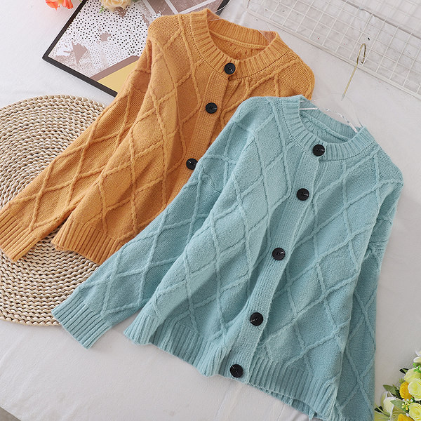 Ženski kardigan s gumbima i ovalnim izrezom u više boja