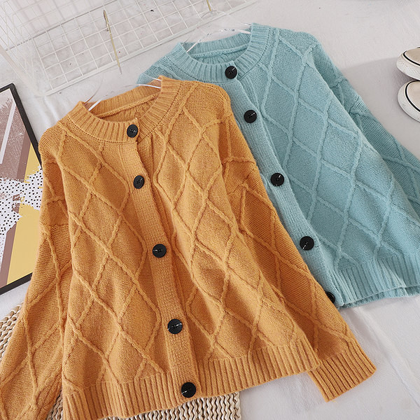 Ženski kardigan s gumbima i ovalnim izrezom u više boja