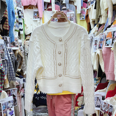 Uue mudeli kootud vest ovaalse dekoltee ja nööpidega