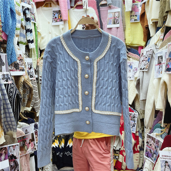 Uue mudeli kootud vest ovaalse dekoltee ja nööpidega