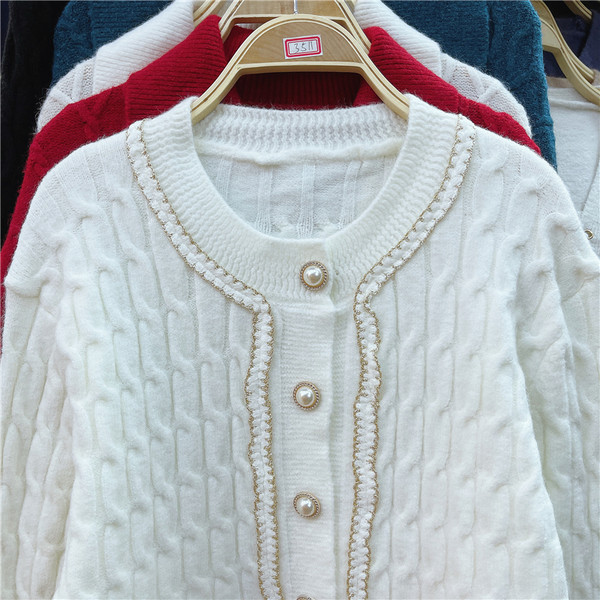 Uue mudeli kootud vest ovaalse dekoltee ja nööpidega