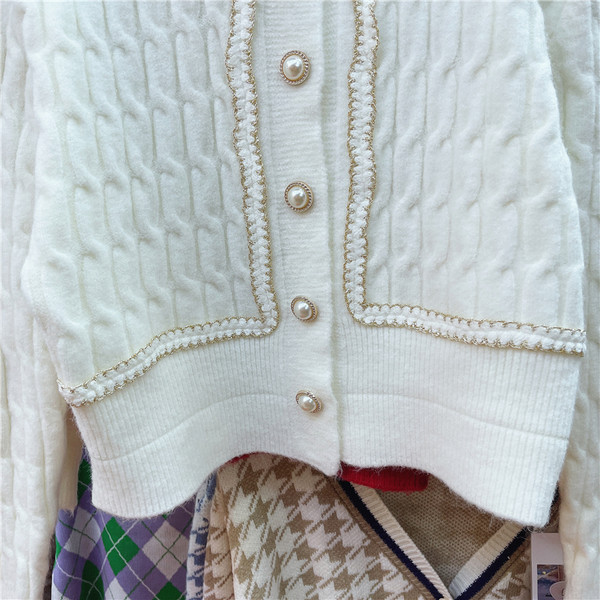 Uue mudeli kootud vest ovaalse dekoltee ja nööpidega