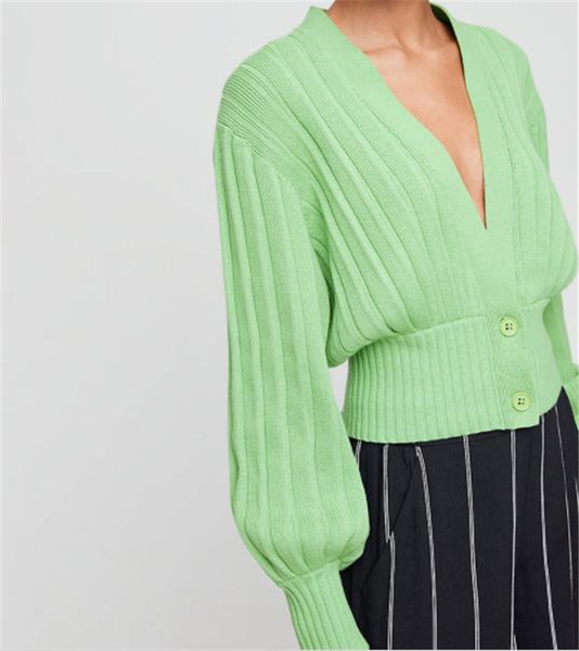 Õhukesest kudumisest ja sügava kaelusega lühike kardigan