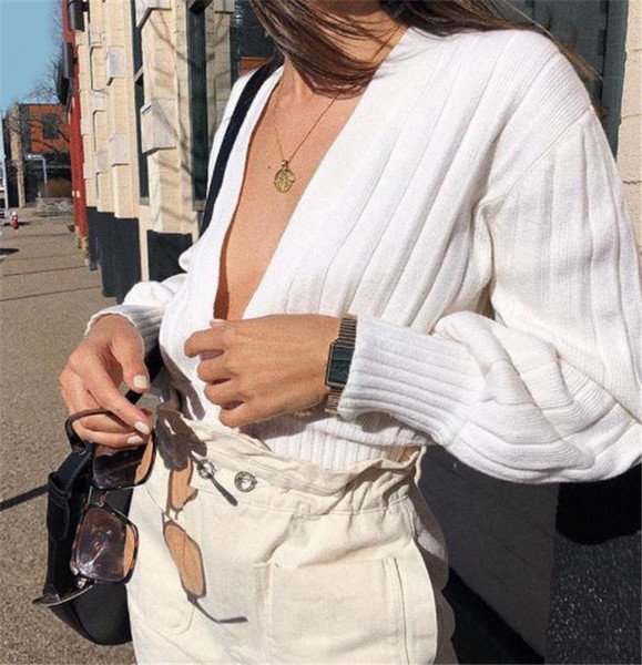 Õhukesest kudumisest ja sügava kaelusega lühike kardigan