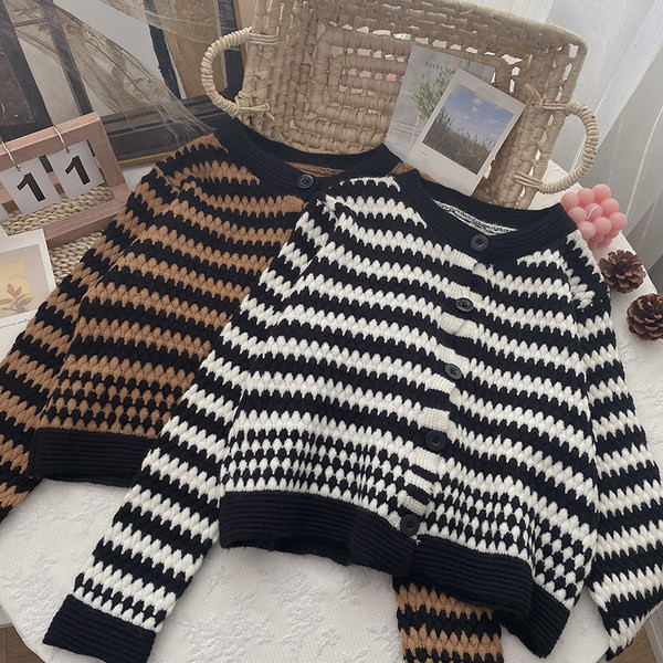 Γυναικεία  χειμερινή ζακέτα με κουμπιά και στρογγυλή λαιμόκοψη