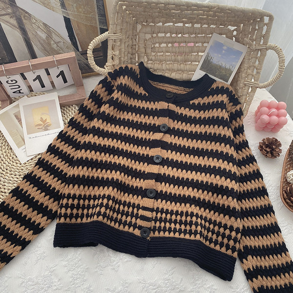 Γυναικεία  χειμερινή ζακέτα με κουμπιά και στρογγυλή λαιμόκοψη