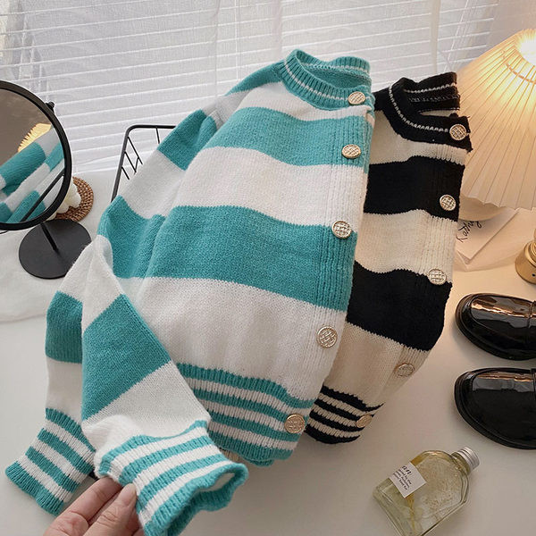 Triibuline naiste vest nööpide ja O-kaelusega