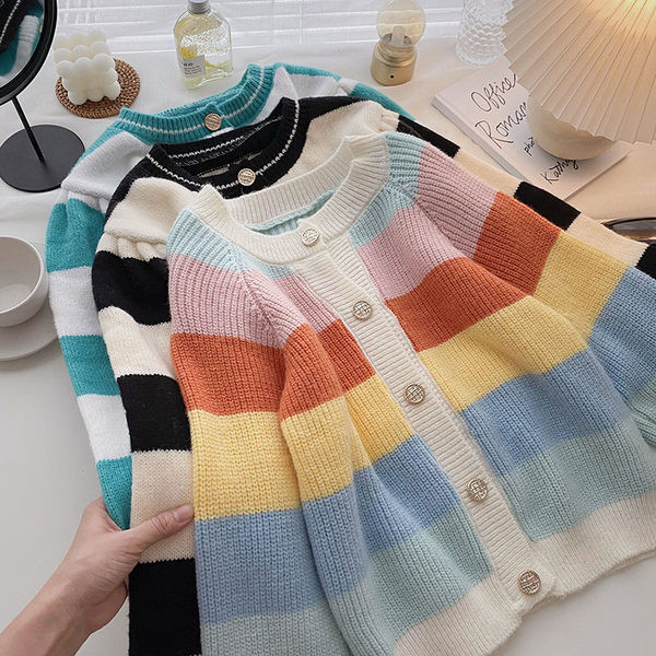 Triibuline naiste vest nööpide ja O-kaelusega