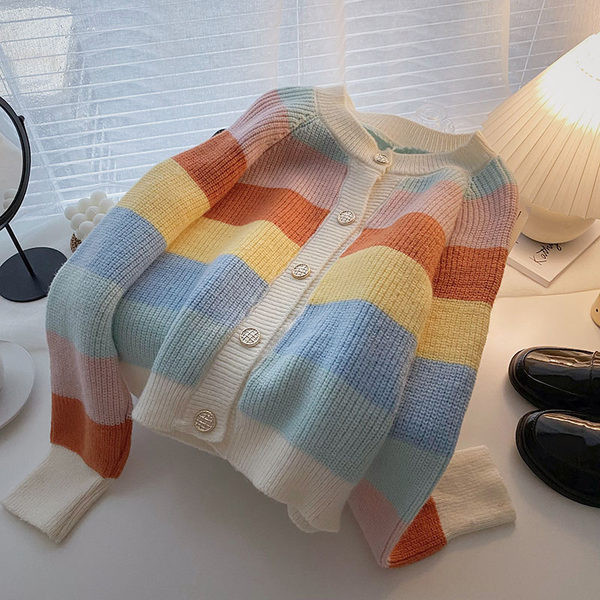 Triibuline naiste vest nööpide ja O-kaelusega