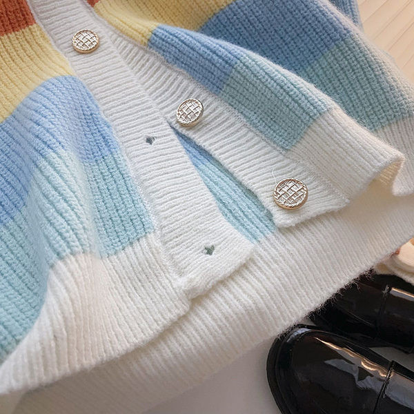 Triibuline naiste vest nööpide ja O-kaelusega