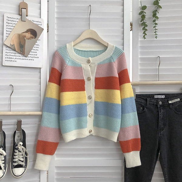 Värviline naiste kootud nööpidega vest