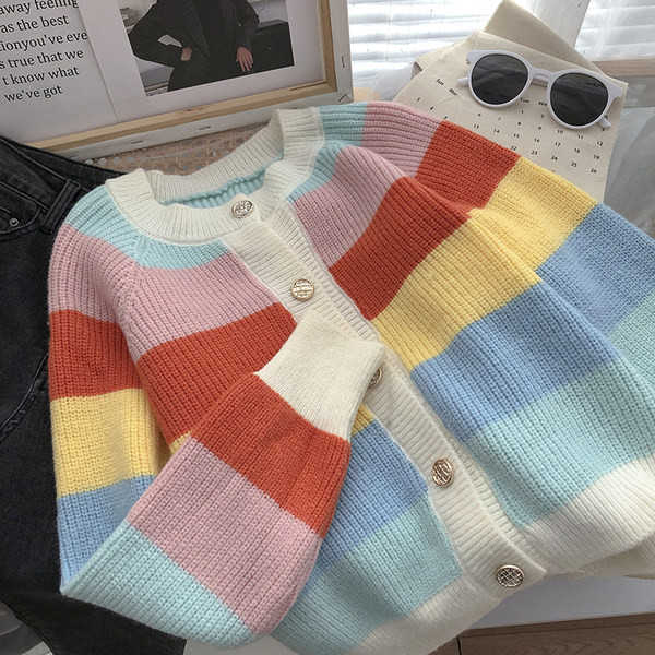 Värviline naiste kootud nööpidega vest