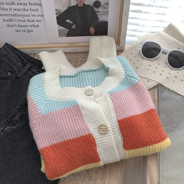 Värviline naiste kootud nööpidega vest