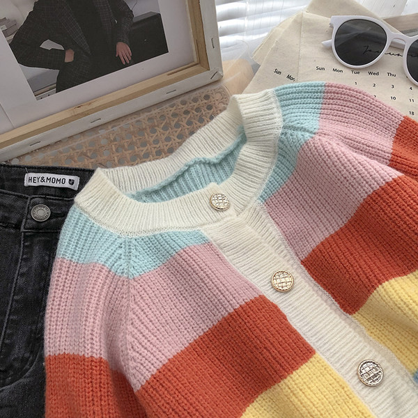 Värviline naiste kootud nööpidega vest