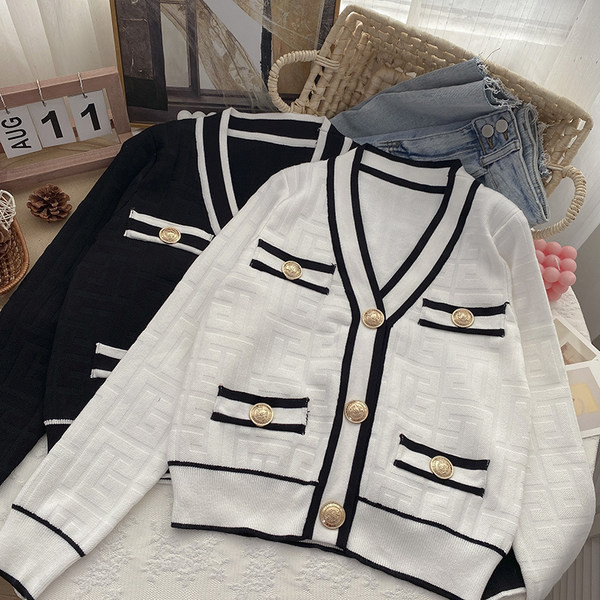 Rudeninis moteriškas megztinis su auksinėmis sagomis ir V formos iškirpte