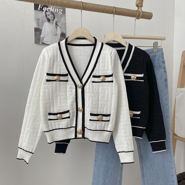 Rudeninis moteriškas megztinis su auksinėmis sagomis ir V formos iškirpte