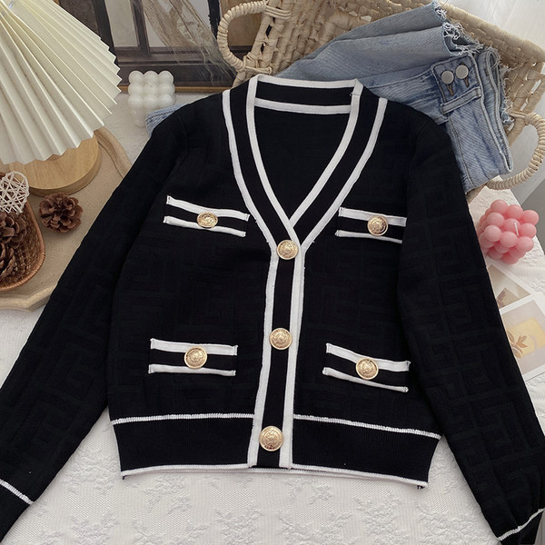 Rudeninis moteriškas megztinis su auksinėmis sagomis ir V formos iškirpte