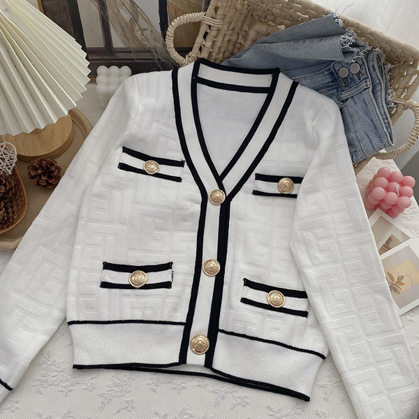 Rudeninis moteriškas megztinis su auksinėmis sagomis ir V formos iškirpte