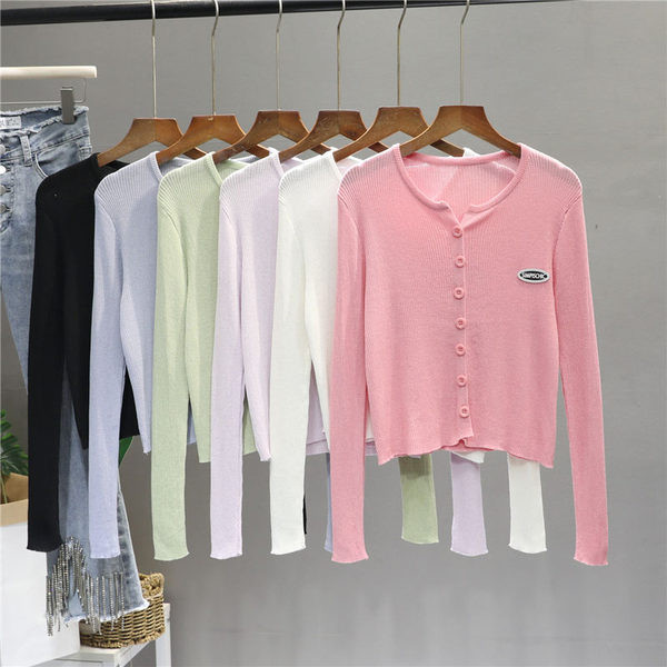 Naiste embleemi ja pikkade varrukatega kardigan