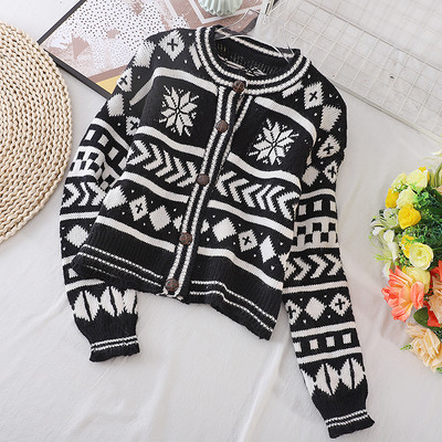 Γυναικεία ζακέτα με κουμπιά και στρογγυλή λαιμόκοψη σε ασπρόμαυρο