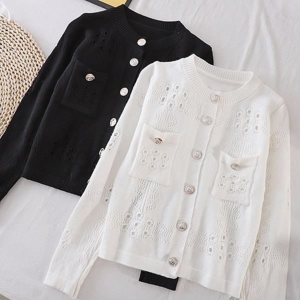 Naiste kootud vest taskute ja pärlitega