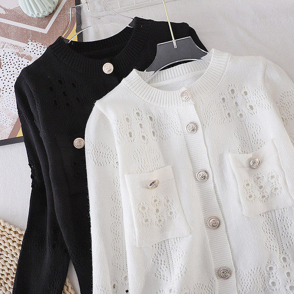 Naiste kootud vest taskute ja pärlitega