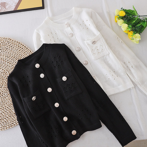 Naiste kootud vest taskute ja pärlitega