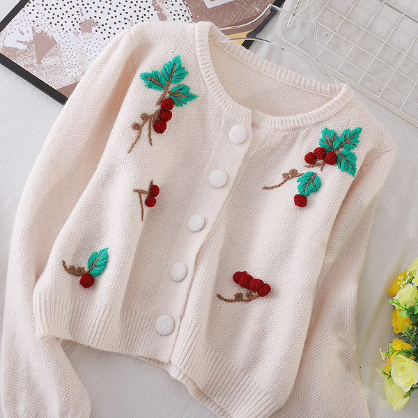 Naiste valge vest ümara kaelusega ja 3D elemendiga