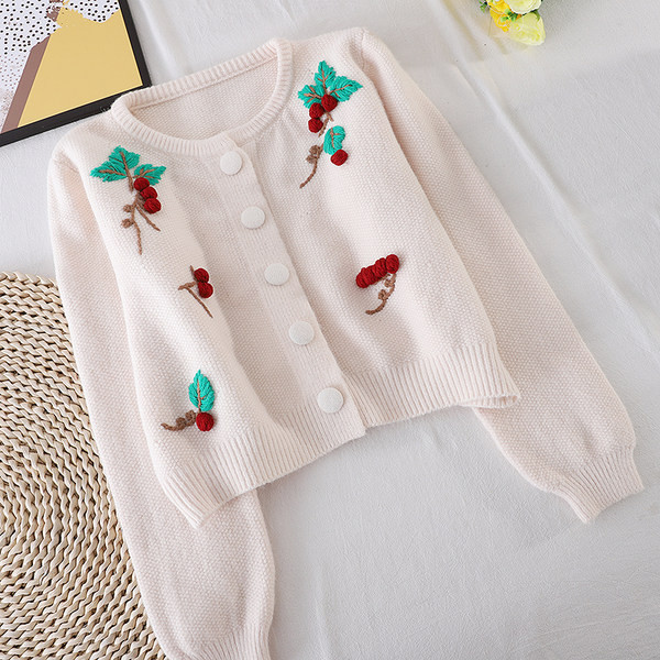 Naiste valge vest ümara kaelusega ja 3D elemendiga